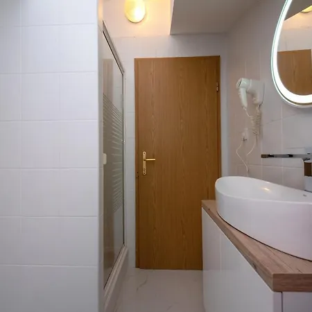 Tomi Apartment